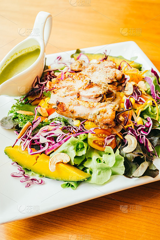 霹雳霹雳烤鸡沙拉（Piri-piri chicken and slaw）