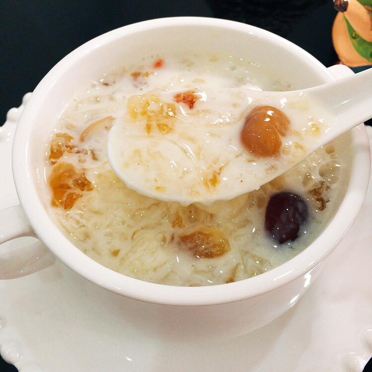 桃胶雪燕炖奶